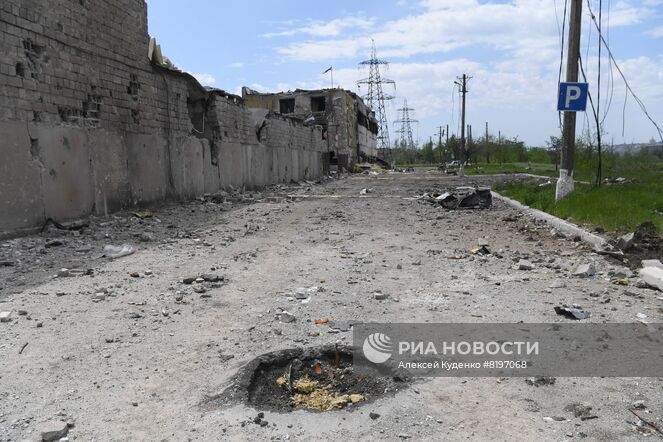 Территория разрушенного комбината "Азовсталь" в Мариуполе. В настоящее время на территории комбината саперы батальона "Восток" Народной милиции ДНР проводят разминирование и подрыв неразорвавшихся снарядов. Место: Донецкая народная республика, Мариуполь. Автор: Алексей Куденко/РИА Новости. Разминирование территории комбината "Азовсталь" в Мариуполе