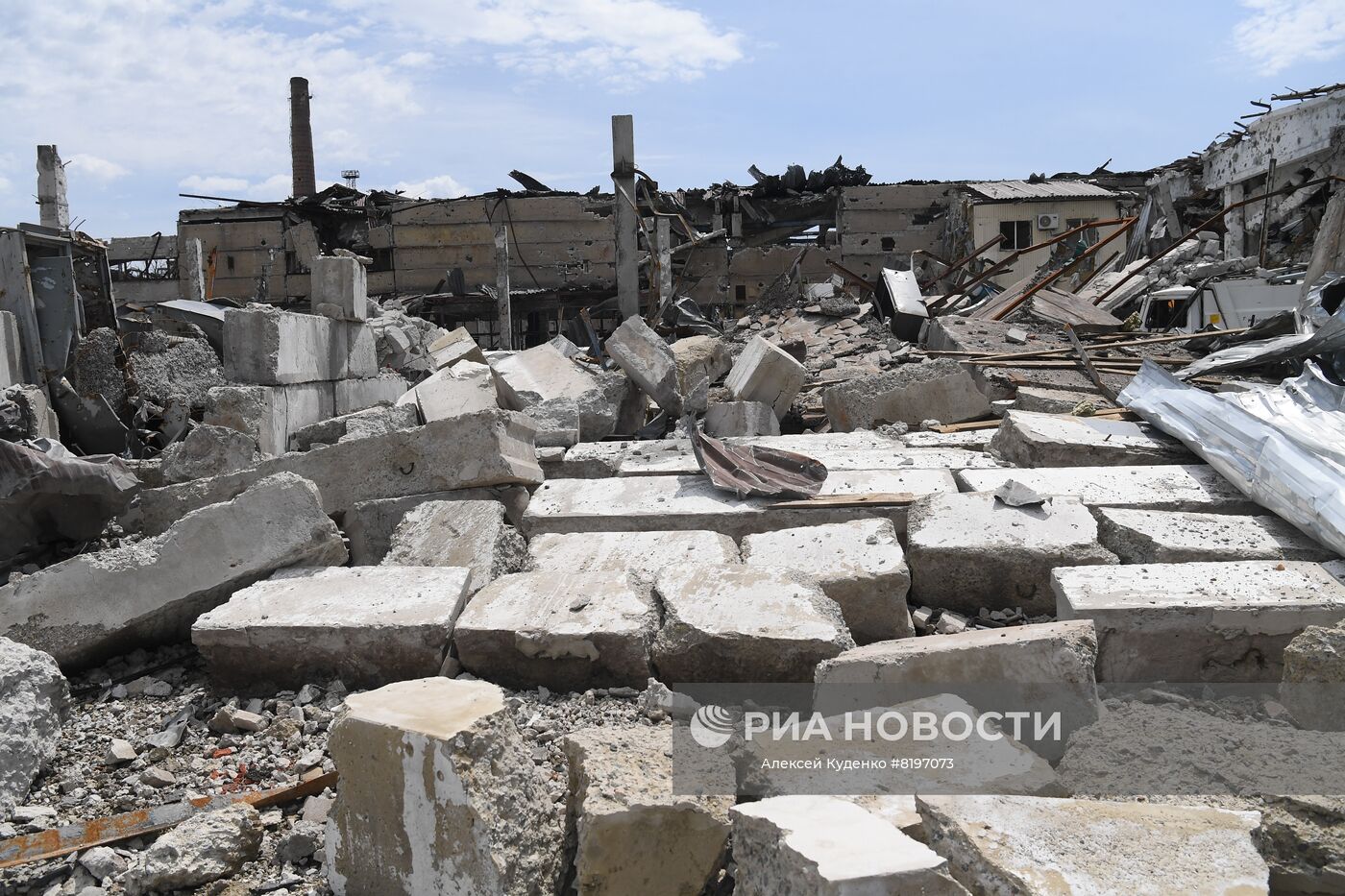 Территория разрушенного комбината "Азовсталь" в Мариуполе. В настоящее время на территории комбината саперы батальона "Восток" Народной милиции ДНР проводят разминирование и подрыв неразорвавшихся снарядов. Место: Донецкая народная республика, Мариуполь. Автор: Алексей Куденко/РИА Новости. Разминирование территории комбината "Азовсталь" в Мариуполе