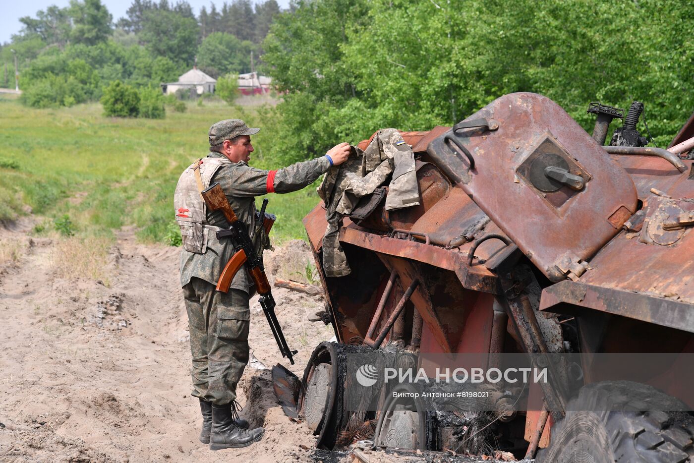 Патрульный народной милиции ЛНР в освобожденном селе Яцковка. За последние дни на территории Донецкой народной республики группировка войск ДНР и ЛНР при огневой поддержке ВС РФ освободила новые населенные пункты, в том числе села Яцковка, Рубцы, Коровий Яр. Место: Донецкая народная республика. Автор: Виктор Антонюк/РИА Новости. Села на освобожденной территории в Донецкой области