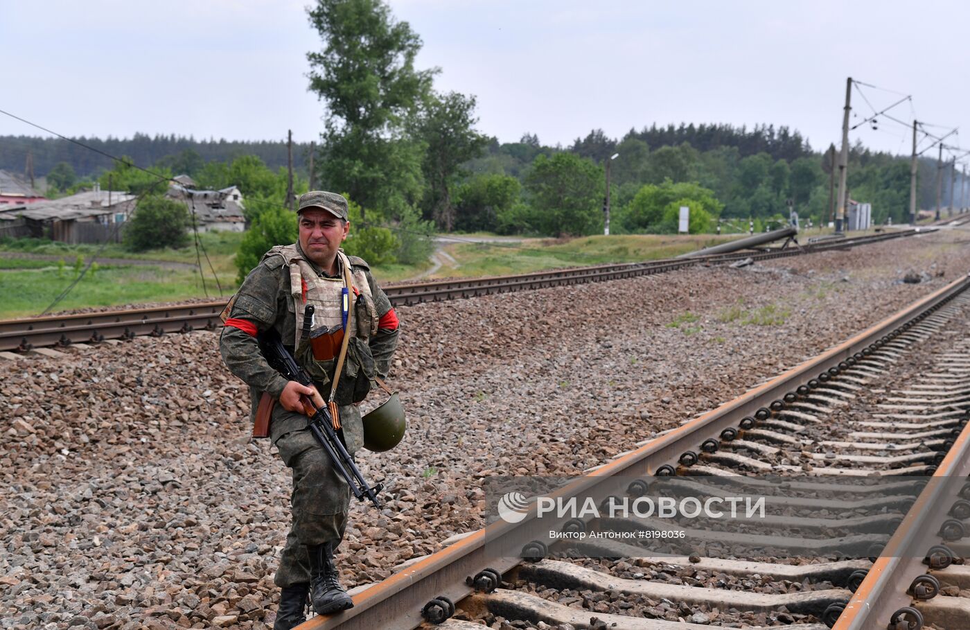 Патрульный народной милиции ЛНР у взорванных железнодорожных путей в районе села Яцковка. За последние дни на территории Донецкой народной республики группировка войск ДНР и ЛНР при огневой поддержке ВС РФ освободила новые населенные пункты, в том числе села Яцковка, Рубцы, Коровий Яр. Место: Донецкая народная республика. Автор: Виктор Антонюк/РИА Новости. Села на освобожденной территории в Донецкой области