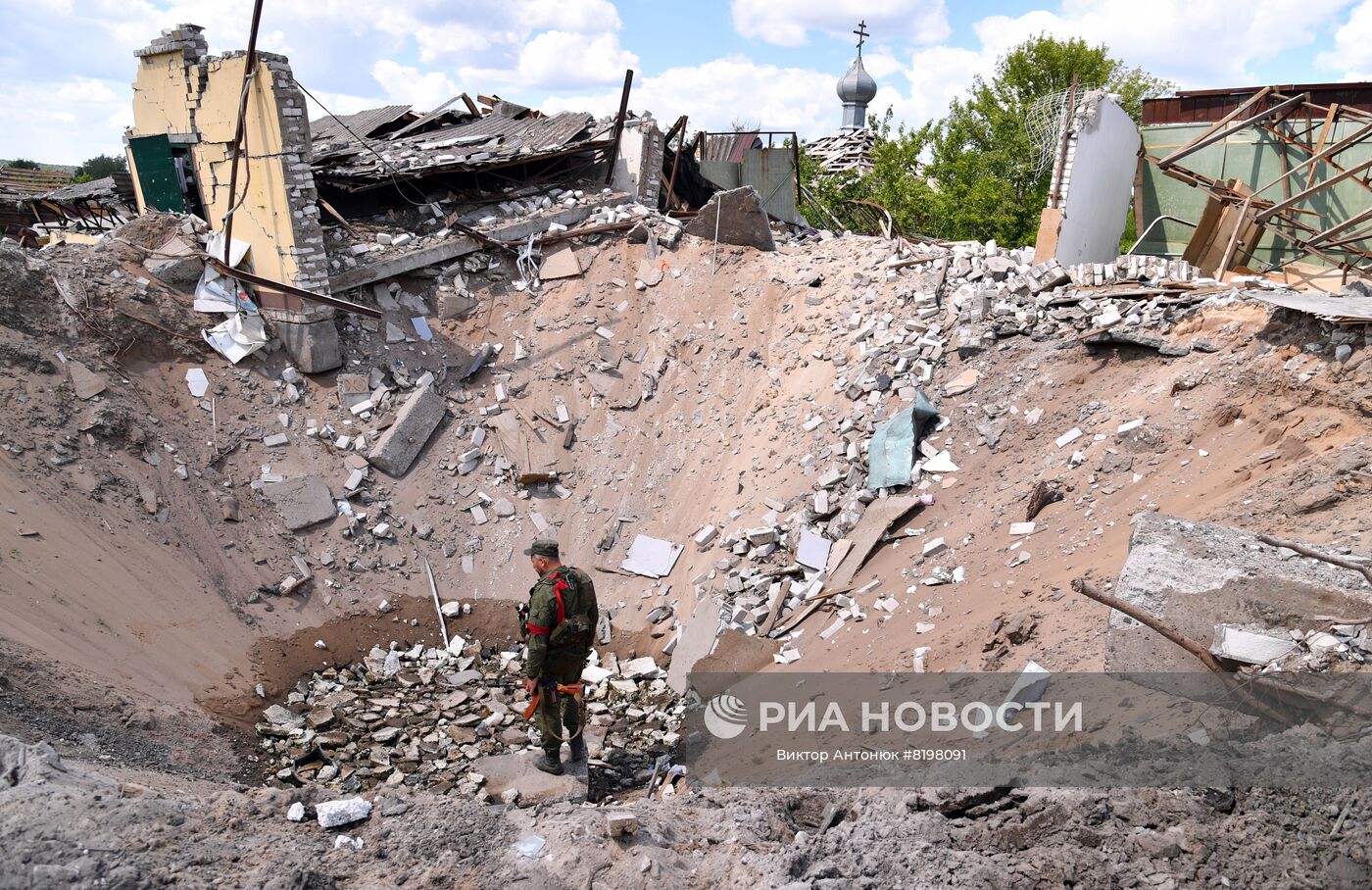 Патрульный народной милиции ЛНР у воронки от авиаудара ВСУ в освобожденном селе Яцковка. За последние дни на территории Донецкой народной республики группировка войск ДНР и ЛНР при огневой поддержке ВС РФ освободила новые населенные пункты, в том числе села Яцковка, Рубцы, Коровий Яр. Место: Донецкая народная республика. Автор: Виктор Антонюк/РИА Новости. Села на освобожденной территории в Донецкой области