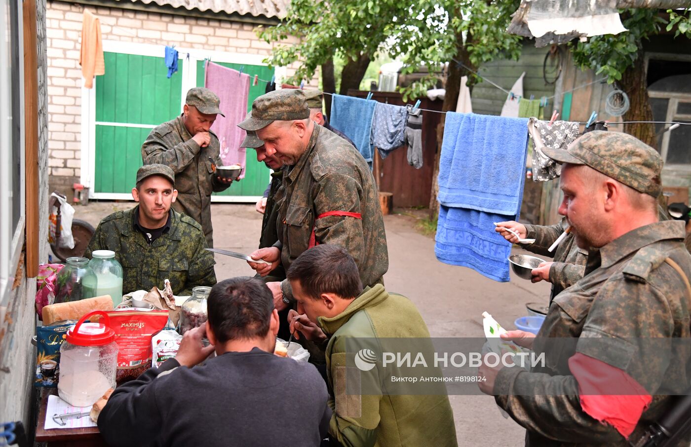 Бойцы народной милиции ЛНР во время обеда в освобожденном селе Яцковка. За последние дни на территории Донецкой Народной Республики группировка войск ДНР и ЛНР при огневой поддержке ВС РФ освободила новые населенные пункты, в том числе села Яцковка, Рубцы, Коровий Яр. Место: Донецкая народная республика. Автор: Виктор Антонюк/РИА Новости. Села на освобожденной территории в Донецкой области