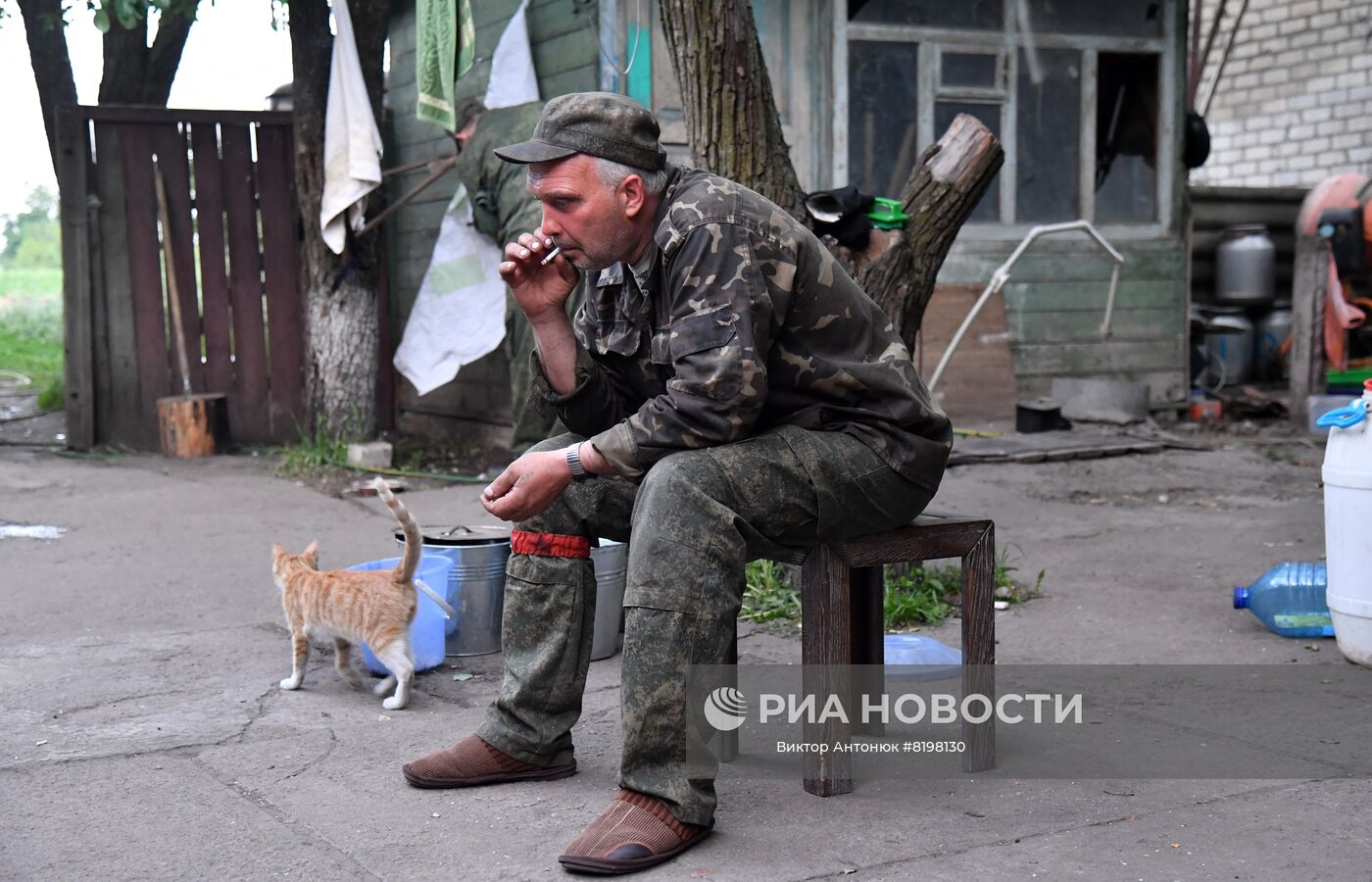 Боец народной милиции ЛНР в освобожденном селе Яцковка. За последние дни на территории Донецкой народной республики группировка войск ДНР и ЛНР при огневой поддержке ВС РФ освободила новые населенные пункты, в том числе села Яцковка, Рубцы, Коровий Яр. Место: Донецкая народная республика. Автор: Виктор Антонюк/РИА Новости. Села на освобожденной территории в Донецкой области