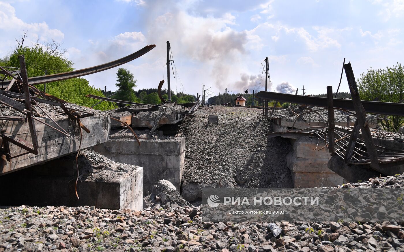 Разрушенный ВСУ железнодорожный мост в районе переезда у освобожденного села Яцковка. За последние дни на территории Донецкой народной республики группировка войск ДНР и ЛНР при огневой поддержке ВС РФ освободила новые населенные пункты, в том числе села Яцковка, Рубцы, Коровий Яр. Место: Донецкая народная республика. Автор: Виктор Антонюк/РИА Новости. Села на освобожденной территории в Донецкой области