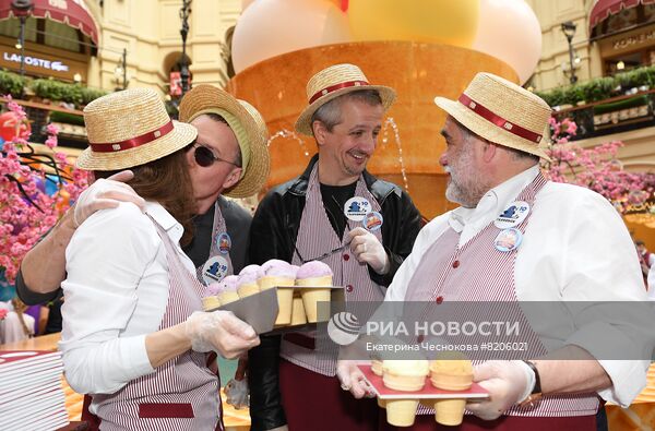 Гум мороженое артисты. ГУМ мороженое. Праздник мороженого в ГУМЕ. День мороженого. Праздник мороженого в Москве.