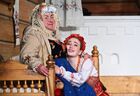 Актрисы Анастасия Воронкова в роли Павлинки и Тамара Миронова в роли Агаты (слева) в сцене из спектакля "Павлинка" в постановке Льва Литвинова на сцене Московского театра "Et Cetera". Место: Россия, Москва. Автор: Екатерина Чеснокова/РИА Новости. Спектакль "Павлинка" в рамках Дней культуры Белоруссии в России