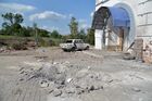 Воронка от взрыва и уничтоженный автомобиль во дворе храма святого великомученика Георгия Победоносца в Нижней Камышевахе, поврежденный в результате боевых действий. Место: Луганская народная республика. Автор: Виктор Антонюк/РИА Новости. Бойцы Народной милиции ЛНР и полка А. Кадырова в Нижней Камышевахе