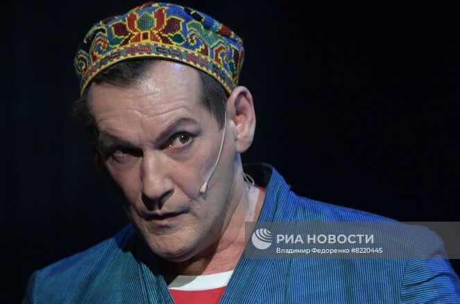 Актер Игорь Миркурбанов в сцене спектакля Константина Богомолова "Гамлет in Moscow" в театре на Бронной. Место: Россия, Москва. Автор: Владимир Федоренко/РИА Новости. Спектакль "Гамлет in Moscow"