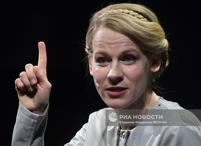 Актриса Александра Ребенок в сцене спектакля Константина Богомолова "Гамлет in Moscow" в рамках XXII Открытого Фестиваля Искусств "Черешневый Лес". Место: Россия, Москва. Автор: Владимир Федоренко/РИА Новости. Спектакль "Гамлет in Moscow"