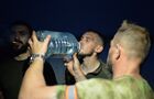 Боец Народной милиции ЛНР поит водой одного из девяти украинских резервистов, сложивших оружие и сдавшихся, не оказав сопротивления, в пригороде Северодонецка. Место: Луганская народная республика, Северодонецк. Автор: Виктор Антонюк/РИА Новости. Украинские резервисты сдались под Северодонецком