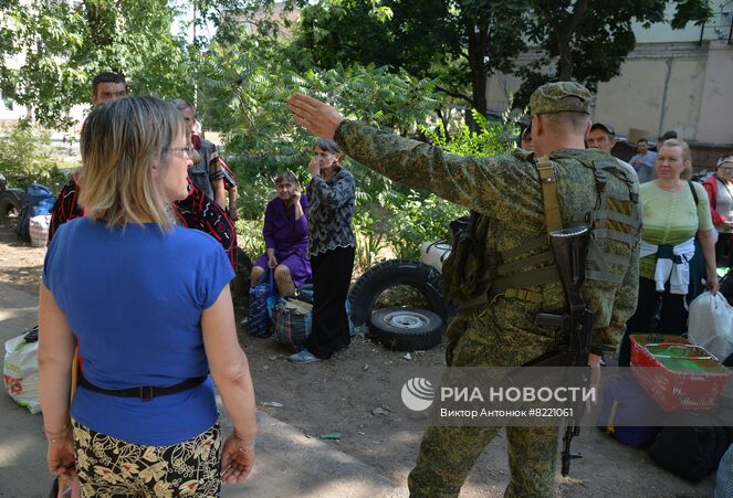 Мирные жители во время эвакуации, организованной бойцами военной комендатуры Северодонецка совместно с военными ЛНР. Место: Луганская народная республика, Северодонецк. Автор: Виктор Антонюк/РИА Новости. Бойцы ЛНР в Северодонецке ежедневно эвакуируют десятки жителей из-под украинских обстрелов