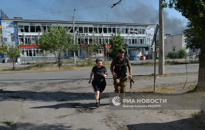 Бойцы ЛНР в Северодонецке ежедневно эвакуируют десятки жителей из-под украинских обстрелов