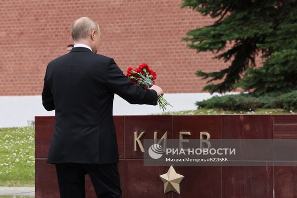 Президент РФ В. Путин принял участие в церемонии возложения венков к Могиле Неизвестного Солдата