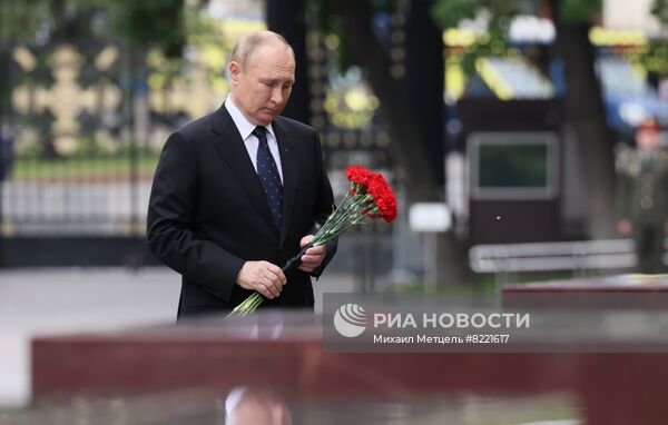 Президент РФ В. Путин принял участие в церемонии возложения венков к Могиле Неизвестного Солдата