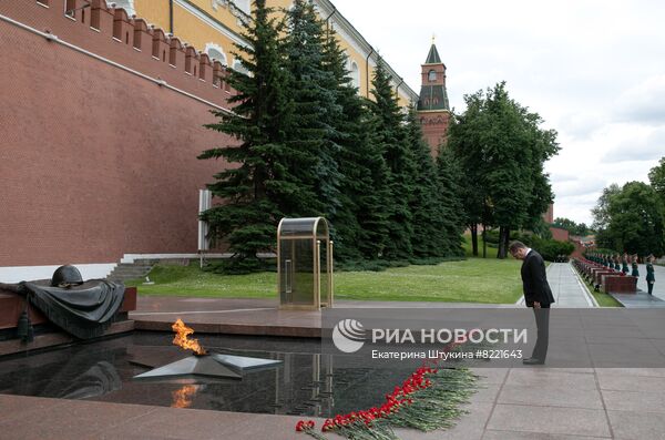 Зампред Совбеза РФ Д. Медведев принял участие в церемонии возложения цветов к Могиле Неизвестного Солдата