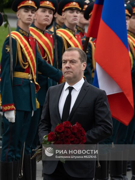 Зампред Совбеза РФ Д. Медведев принял участие в церемонии возложения цветов к Могиле Неизвестного Солдата