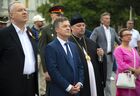 Постоянный представитель России при ОБСЕ Александр Лукашевич, торговый представитель РФ в Австрии Андре й Плотников и епископ Кафский, викарий Корсунской епархии Алексей Заночкин (слева направо) во время акции по случаю Дня памяти и скорби у памятника советским воинам, погибшим при освобождении Австрии от фашизма, в Вене. Место: Австрия, Вена. Автор: Стрингер/РИА Новости. Акция по случаю Дня памяти и скорби в Вене
