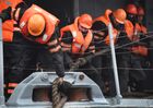 Военные моряки швартуют большой противолодочный корабль (БПК) "Адмирал Пантелеев" во время возвращения отряда кораблей Тихоокеанского флота после учений в дальней морской зоне в порт Владивостока. Учения проводились в период с 3 по 10 июня под руководством командующего Тихоокеанским флотом адмирала Сергея Авакянца в соответствии с планом подготовки сил ТОФ на 2022 год. Место: Россия, Приморский край, Владивосток. Автор: Виталий Аньков/РИА Новости. Возвращение отряда кораблей ТОФ во Владивосток