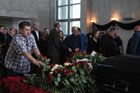 Люди на церемонии прощания с бывшим государственным секретарем РСФСР Геннадием Бурбулисом в ритуальном зале Троекуровского кладбища Москвы. Геннадий Бурбулис скончался 19 июня в Баку на 77-м году жизни. Место: Россия, Москва. Автор: Валерий Мельников/РИА Новости. Прощание с экс-госсекретарем РСФСР Г. Бурбулисом в Москве