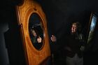 Зеркало в раме наборного дерева на выставке "Царские подарки российских монархов" в антикварной галерее "Старинные подарки" арт-квартала "Гостиный Двор" в Москве. Место: Россия, Москва. Автор: Григорий Сысоев/РИА Новости. Выставка "Царские подарки российских монархов"
