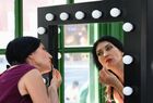 Модель готовится к показу коллекции на Московской неделе моды участников программы "Московское долголетие" в рамках проекта "Мастерская дизайнеров" на Тверской площади в Москве. Модели в возрасте старше 55 лет – ученицы модельной школы "Московского долголетия" "Королевская осанка". Место: Россия, Москва. Автор: Сергей Пятаков/РИА Новости. Московская неделя моды. Модный показ "Московского долголетия"
