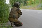 Боец Народной милиции ЛНР проводит зачистку Горского, откуда украинские войска в течение восьми лет обстреливали территорию ЛНР. Бойцы двигаются вдоль улиц и проверяют территорию села на наличие скрытых позиций противника. Место: Луганская народная республика. Автор: Виктор Антонюк/РИА Новости. В ЛНР началась зачистка Горского от украинских войск