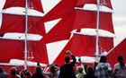Посетители фотографируют на смартфоны бриг "Россия" на генеральной репетиции праздника выпускников школ "Алые паруса" в Санкт-Петербурге. Место: Россия, Санкт-Петербург. Автор: Алексей Даничев/РИА Новости. Генеральная репетиция праздника выпускников "Алые паруса"