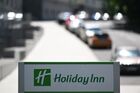 Табличка в холе отеля Holiday Inn на Симоновском Валу в Москве. Британская компания InterContinental Hotels Group (IHG), владеющая сетями отелей Holiday Inn и Crowne Plaza, прекращает свою деятельность в России. Место: Россия, Москва. Автор: Павел Бедняков/РИА Новости. Сети отелей Holiday Inn и Crowne Plaza уходят из России