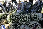Прах солиста группы "Ласковый май" Юрия Шатунова захоронили во вторник 28 июня на Троекуровском кладбище в Москве. Юрий Шатунов, бывший солист группы "Ласковый май" с 1986 по 1991 год, а с 1992 года занимавшийся сольной карьерой, скончался в ночь на 23 июня на 49-м году жизни от обширного инфаркта. Место: Россия, Москва. Автор: Павел Бедняков. Прощание с Юрием Шатуновым