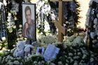 Прах солиста группы "Ласковый май" Юрия Шатунова захоронили во вторник 28 июня на Троекуровском кладбище в Москве. Юрий Шатунов, бывший солист группы "Ласковый май" с 1986 по 1991 год, а с 1992 года занимавшийся сольной карьерой, скончался в ночь на 23 июня на 49-м году жизни от обширного инфаркта. Место: Россия, Москва. Автор: Павел Бедняков. Прощание с Юрием Шатуновым