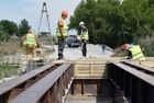 Рабочие во время ремонта моста через реку Крынка на трассе Донецк-Луганск возле поселка Нижняя Крынка в ДНР.
Место: Донецкая народная республика. Автор: Сергей Батурин. Ремонт моста на трассе Донецк-Луганск