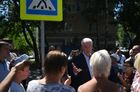 Мэр Москвы Сергей Собянин общается с местными жителями после осмотра хода работ по капитальному ремонту учреждений здравоохранения в Капотне. Место: Россия, Москва. Автор: Владимир Астапкович. С. Собянин осмотрел ход работ по капитальному ремонту учреждений здравоохранения в Капотне