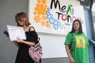 Выпускница с аттестатом о среднем образовании образца РФ в общеобразовательной школе № 15 в Мелитополе. Место: Мелитополь. Автор: Алексей Майшев/РИА Новости. Торжественное вручение дипломов выпускникам Мелитополя