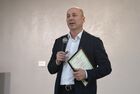 Руководитель Федеральной службы по надзору в сфере образования и науки Анзор Музаев на церемонии вручения аттестатов о среднем образовании образца РФ в общеобразовательной школе № 15 в Мелитополе. Место: Мелитополь. Автор: Алексей Майшев/РИА Новости. Торжественное вручение дипломов выпускникам Мелитополя