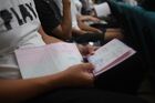 Выпускница с аттестатом о среднем образовании образца РФ в общеобразовательной школе № 15 в Мелитополе. Место: Мелитополь. Автор: Алексей Майшев/РИА Новости. Торжественное вручение дипломов выпускникам Мелитополя