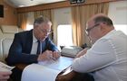 29 июня 2022. Председатель правительства РФ Михаил Мишустин во время осмотра с вертолета участка дороги обхода города Владимира в рамках строительства автомобильной дороги М12 Москва - Нижний Новгород - Казань. Слева - председатель правления Государственной компании "Российские автомобильные дороги" Вячеслав Петушенко. Место: Владимирская область. Автор: Александр Астафьев. Рабочая поездка председателя правительства РФ М. Мишустина в Центральный федеральный округ
