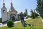 Мужчина косит траву у храма в одном из поселков Харьковской области в зоне специальной военной операции на Украине. Место: Украина, Харьковская область. Автор: Кирилл Нортон. Мирная жизнь в одном из поселков Харьковской области