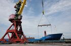 Разгрузка сухогруза "Холмогоры" в Калининградском морском торговом порту. Сухогруз совершил первый рейс из Санкт-Петербурга, доставив в регион металлоконструкции. Место: Россия, Калининград. Автор: Михаил Голенков/РИА Новости. Сухогруз "Холмогоры" совершил первый рейс из Петербурга в Калининград