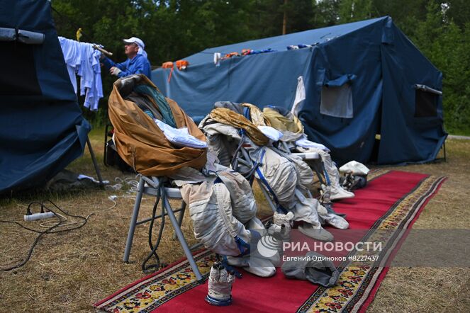 Подготовка к тренировке экипажа МКС-70 по действиям после посадки спускаемого аппарата на водную поверхность, проходящей на территории Ногинского спасательного центра МЧС России в Московской области. Место: Россия, Московская область. Автор: Евгений Одиноков/РИА Новости. Тренировки экипажа МКС-70 по действиям после посадки спускаемого аппарата на водную поверхность