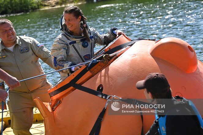 Астронавт НАСА Трейси Дайсон на тренировке экипажа МКС-70 по действиям после посадки спускаемого аппарата на водную поверхность на территории Ногинского спасательного центра МЧС России в Московской области. Место: Россия, Московская область. Автор: Евгений Одиноков/РИА Новости. Тренировки экипажа МКС-70 по действиям после посадки спускаемого аппарата на водную поверхность