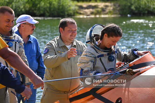 Астронавт НАСА Трейси Дайсон на тренировке экипажа МКС-70 по действиям после посадки спускаемого аппарата на водную поверхность на территории Ногинского спасательного центра МЧС России в Московской области. Место: Россия, Московская область. Автор: Евгений Одиноков/РИА Новости. Тренировки экипажа МКС-70 по действиям после посадки спускаемого аппарата на водную поверхность