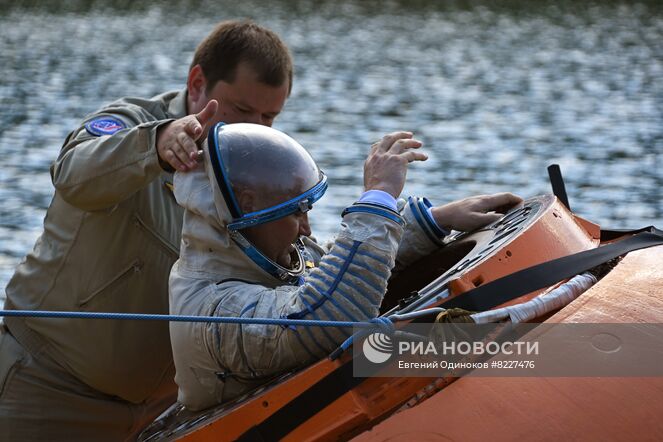 Космонавт Роскосмоса Алексей Овчинин (справа) на тренировке экипажа МКС-70 по действиям после посадки спускаемого аппарата на водную поверхность на территории Ногинского спасательного центра МЧС России в Московской области. Место: Россия, Московская область. Автор: Евгений Одиноков/РИА Новости. Тренировки экипажа МКС-70 по действиям после посадки спускаемого аппарата на водную поверхность