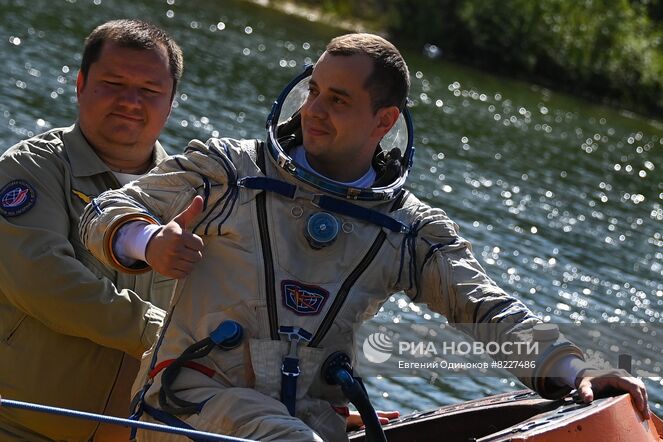 Космонавт Роскосмоса Олег Платонов (справа) на тренировке экипажа МКС-70 по действиям после посадки спускаемого аппарата на водную поверхность на территории Ногинского спасательного центра МЧС России в Московской области. Место: Россия, Московская область. Автор: Евгений Одиноков/РИА Новости. Тренировки экипажа МКС-70 по действиям после посадки спускаемого аппарата на водную поверхность