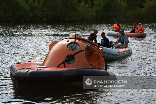 Тренировка экипажа МКС-70 в составе космонавтов Роскосмоса Алексея Овчинина, Олега Платонова и астронавта НАСА Трейси Дайсон по действиям после посадки спускаемого аппарата на водную поверхность на территории Ногинского спасательного центра МЧС России в Московской области. Место: Россия, Московская область. Автор: Евгений Одиноков/РИА Новости. Тренировки экипажа МКС-70 по действиям после посадки спускаемого аппарата на водную поверхность