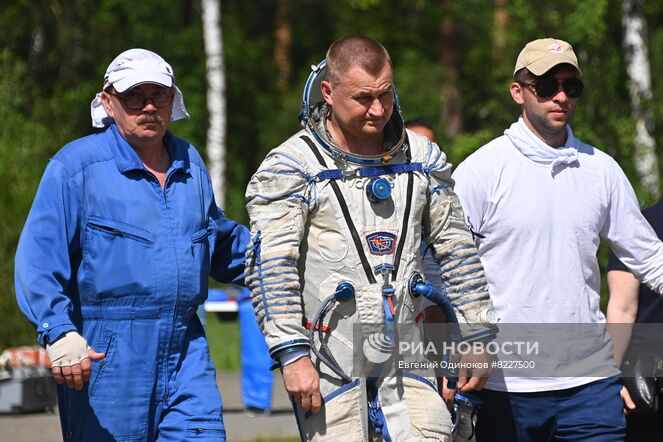 Космонавт Роскосмоса Алексей Овчинин (в центре) на тренировке экипажа МКС-70 по действиям после посадки спускаемого аппарата на водную поверхность на территории Ногинского спасательного центра МЧС России в Московской области. Место: Россия, Московская область. Автор: Евгений Одиноков/РИА Новости. Тренировки экипажа МКС-70 по действиям после посадки спускаемого аппарата на водную поверхность