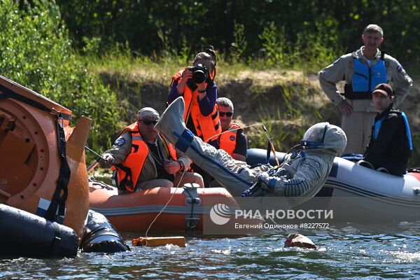 Тренировки экипажа МКС-70 по действиям после посадки спускаемого аппарата на водную поверхность