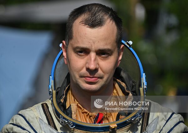 Тренировки экипажа МКС-70 по действиям после посадки спускаемого аппарата на водную поверхность