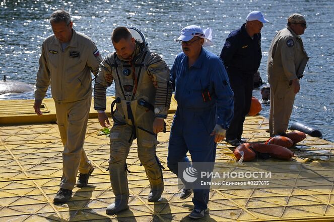 Тренировки экипажа МКС-70 по действиям после посадки спускаемого аппарата на водную поверхность