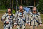 Астронавт НАСА Трейси Дайсон и космонавты Роскосмоса Алексей Овчинин и Олег Платонов (слева направо) после окончания тренировки экипажа МКС-70 по действиям после посадки спускаемого аппарата на водную поверхность на территории Ногинского спасательного центра МЧС России в Московской области. Место: Россия, Московская область. Автор: Евгений Одиноков/РИА Новости. Тренировки экипажа МКС-70 по действиям после посадки спускаемого аппарата на водную поверхность