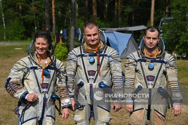 Тренировки экипажа МКС-70 по действиям после посадки спускаемого аппарата на водную поверхность